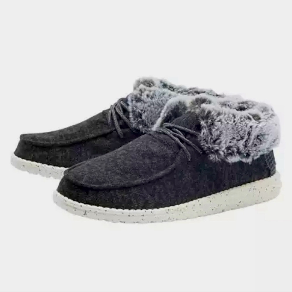 Women’s HEY DUDE size 9 US